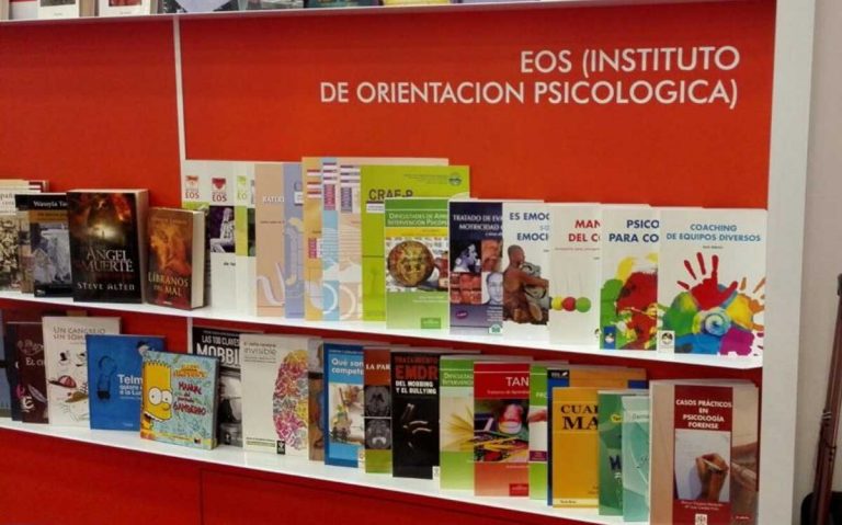 Libro en la Feria del libro de Guadalajara (Méjico). Aurora Lassaletta. Asociación Daño Cerebral Invisible.