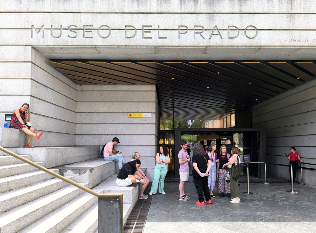 Entrada del Museo del Prado con los asistentes al evento Prado Inclusivo.