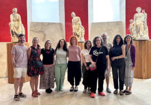 Asistentes de el evento Prado Inclusivo en una de las salas del museo.